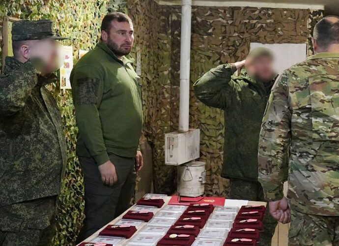 Михаил Пантелеев на передовой вручил медали тульским военнослужащим