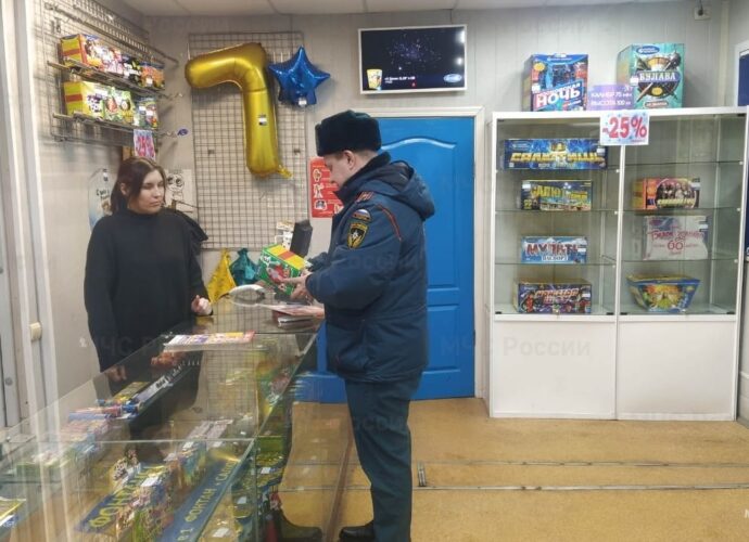 Сотрудники МЧС проверили места торговли пиротехникой в Туле