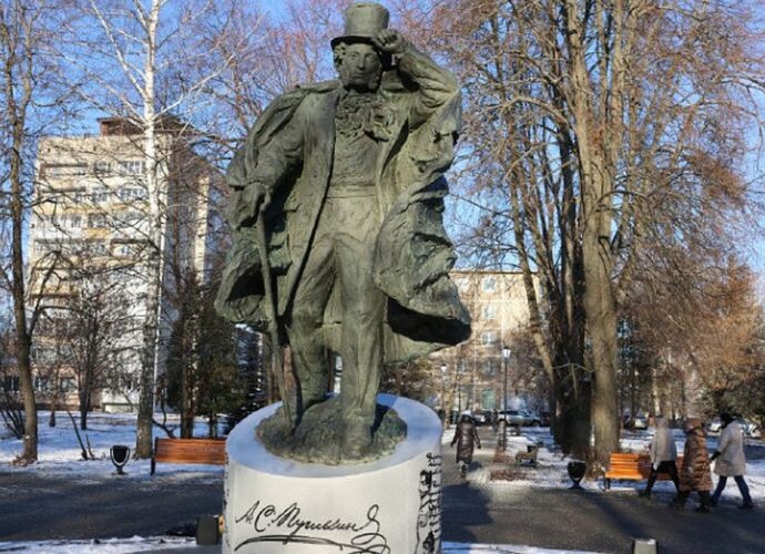 В Новомосковске открыт памятник Пушкину на прогулке