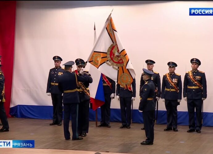 Рязанскому полку 106-й Тульской дивизии вручено Боевое знамя