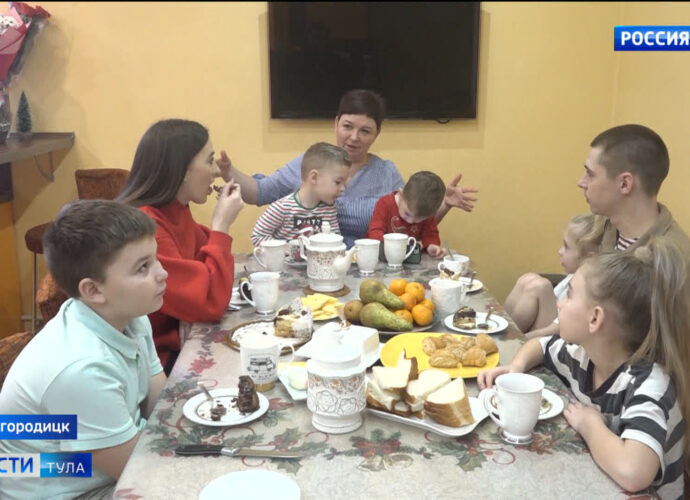 Новогодняя сказка: многодетной семье губернатор Миляев подарил дом