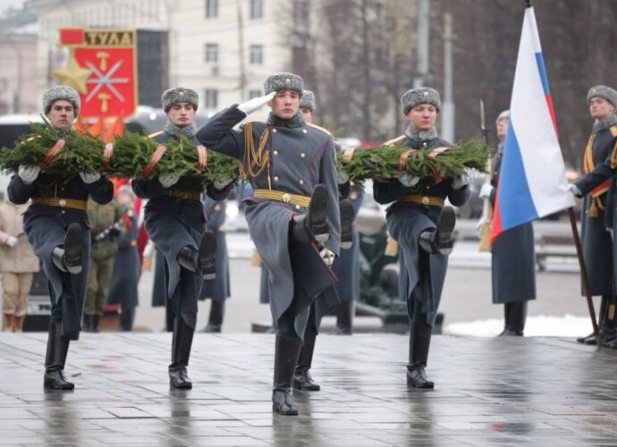 Губернатор Дмитрий Миляев возложил цветы к Вечному огню на площади Победы
