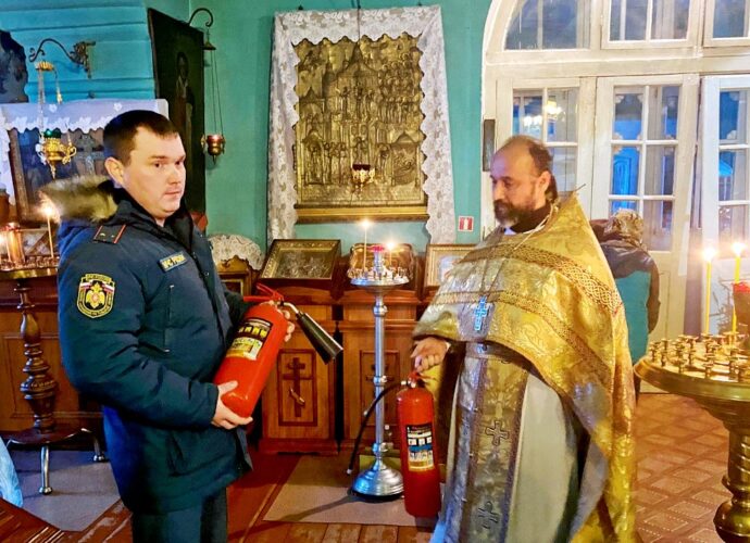 В канун Рождества сотрудники МЧС провели в храмах Тульской области превентивные мероприятия