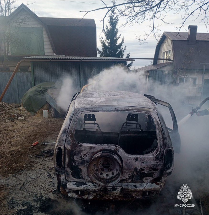 7 пожарных тушили "Ниву" в поселке Горняк