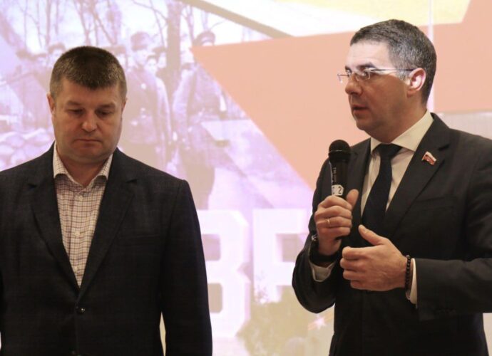 Мэр Тулы Алексей Эрк передал предметы из зоны СВО в музей обороны Тулы