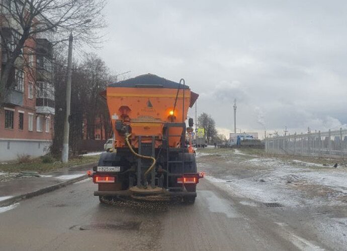 В Туле на борьбу с гололедом бросили более 40 дорожных машин