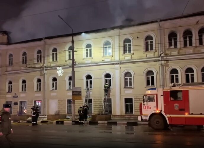 Открытое горение в здании военного госпиталя ликвидировано