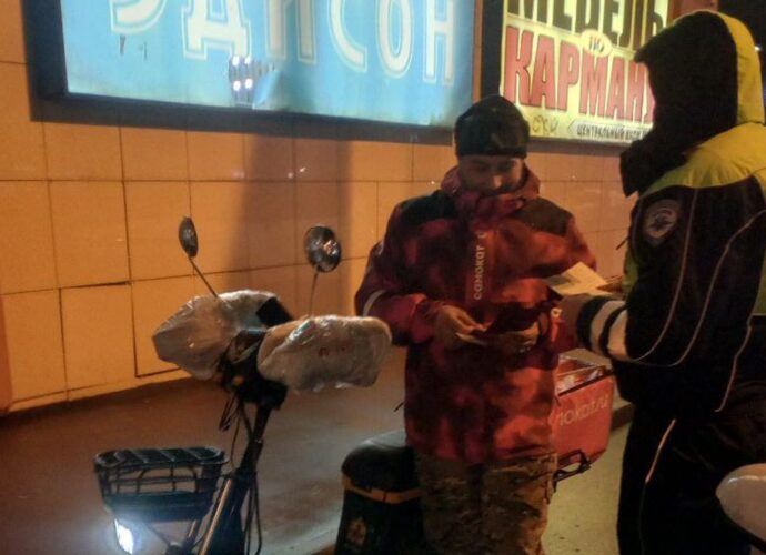 Тульские инспекторы ГАИ оштрафовали более 100 курьеров за нарушения ПДД