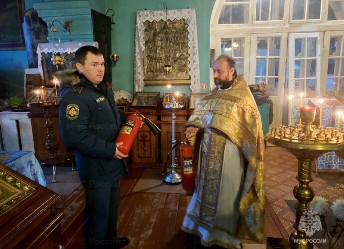 В преддверии Рождества сотрудники МЧС проинструктировали служителей храмов Одоевского района
