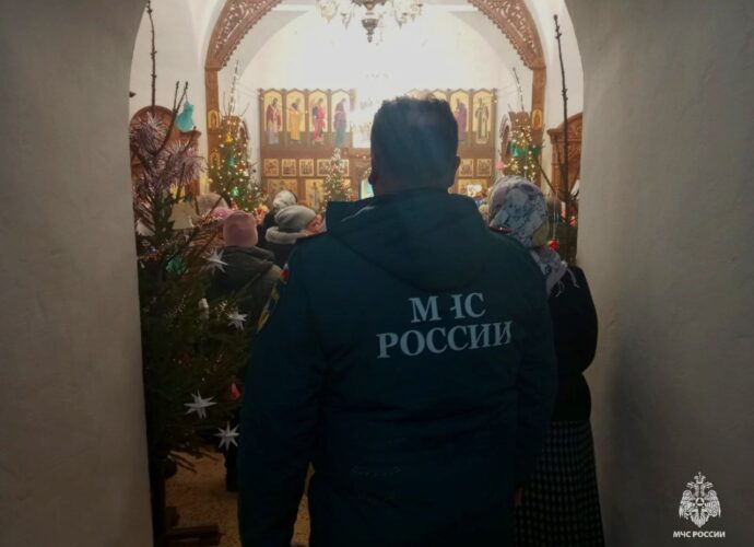 Спасатели дежурили на рождественских богослужениях в тульских храмах
