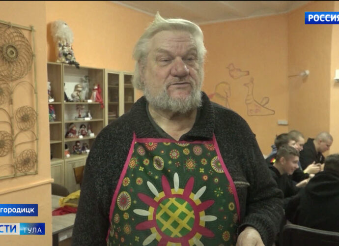"Называют меня дедушкой": гончарный мастер из Богородицка передает детям с инвалидностью своё мастерство