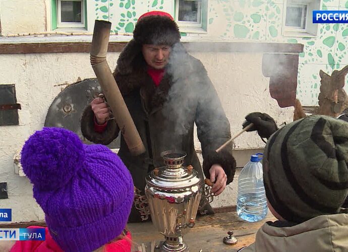 Туляков учат разжигать жаровой самовар