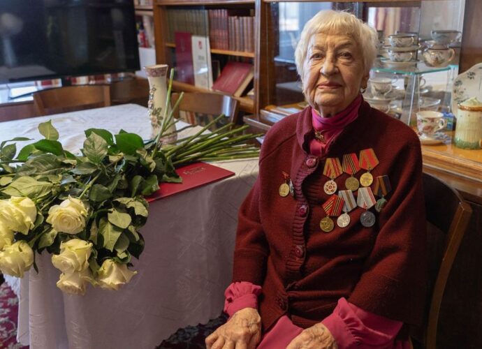 Тульскому труженику тыла в 100-летний юбилей вручили памятную медаль