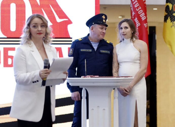 В Тульском музее оружия устроили «Армейскую свадьбу»
