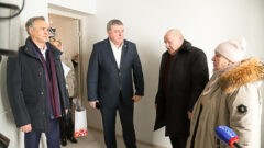 Жители бараков из Ленинского получили ключи от новых квартир Жители бараков из Ленинского получили ключи от новых квартир