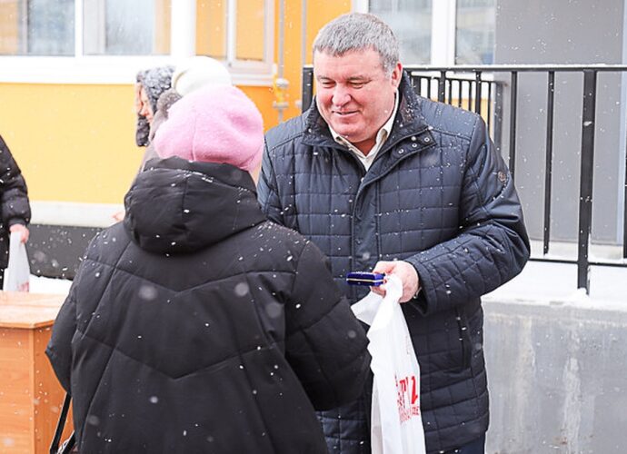 Жители бараков из Ленинского получили ключи от новых квартир