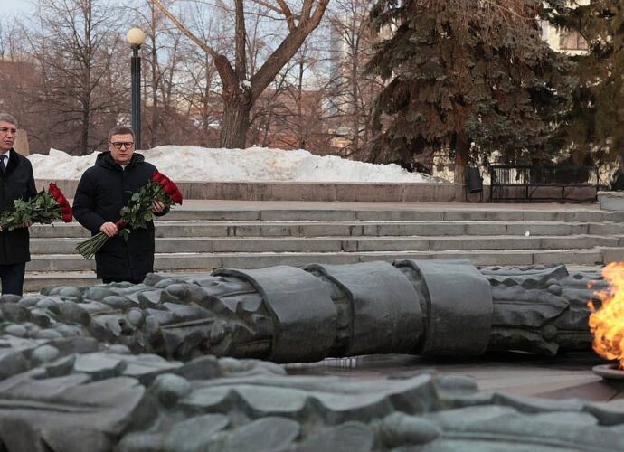 Дмитрия Миляев начал визит в Челябинск с посещения Аллеи Славы