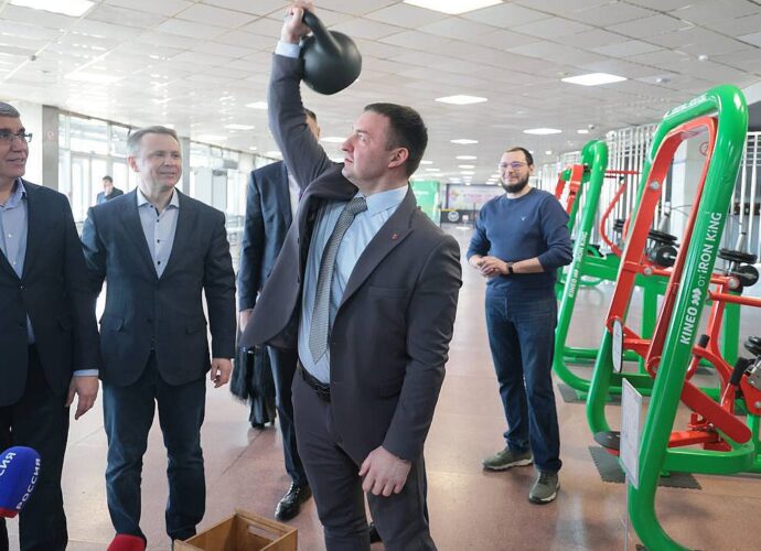 В Челябинске Дмитрию Миляеву подарили гирю 25 кг