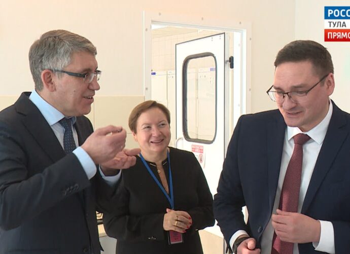 Губернатор попробовал новый сорт мороженого, состав которого держат в секрете