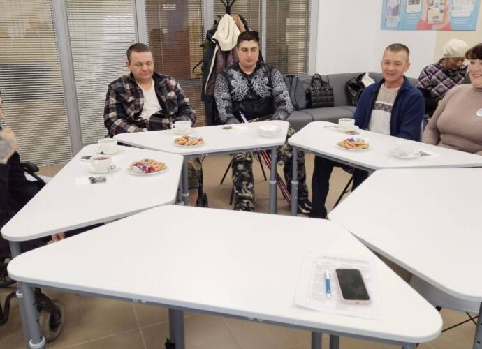 Ветераны СВО проходят обучение по вождению автомобилем с ручным управлением
