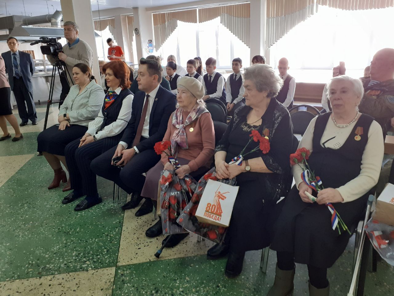 В новомосковской школе чествовали ветеранов
