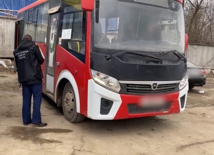 Возбуждено уголовное дело по факту падения женщины из автобуса