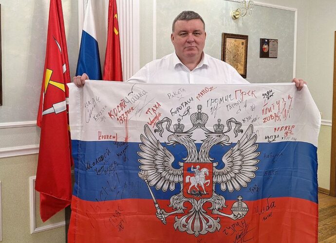 Бойцы передали в администрацию Тулы флаг с подписями