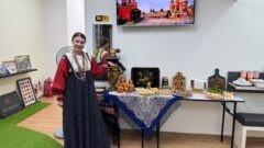 Тулячка спела песню «Дай балалайку» с участниками вечера русской культуры в Малайзии