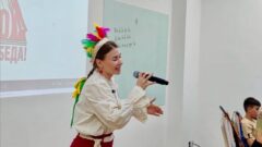 Тулячка спела песню «Дай балалайку» с участниками вечера русской культуры в Малайзии