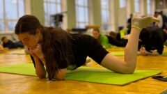 Шпагат за одно занятие: студентки Толстовского университета занялись стретчингом в честь 8 Марта Шпагат за одно занятие: студентки Толстовского университета занялись стретчингом в честь 8 Марта