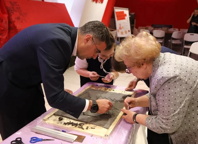 Тульские школьники создали панно в честь 80-летия Победы