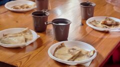 На ходулях и лошадках: в Ясной Поляне семьям рассказали о старинных традициях