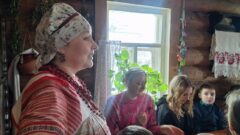 На ходулях и лошадках: в Ясной Поляне семьям рассказали о старинных традициях