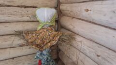 На ходулях и лошадках: в Ясной Поляне семьям рассказали о старинных традициях