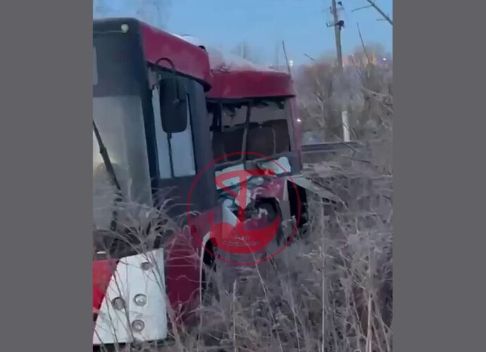В Туле поезд столкнулся с пассажирским автобусом