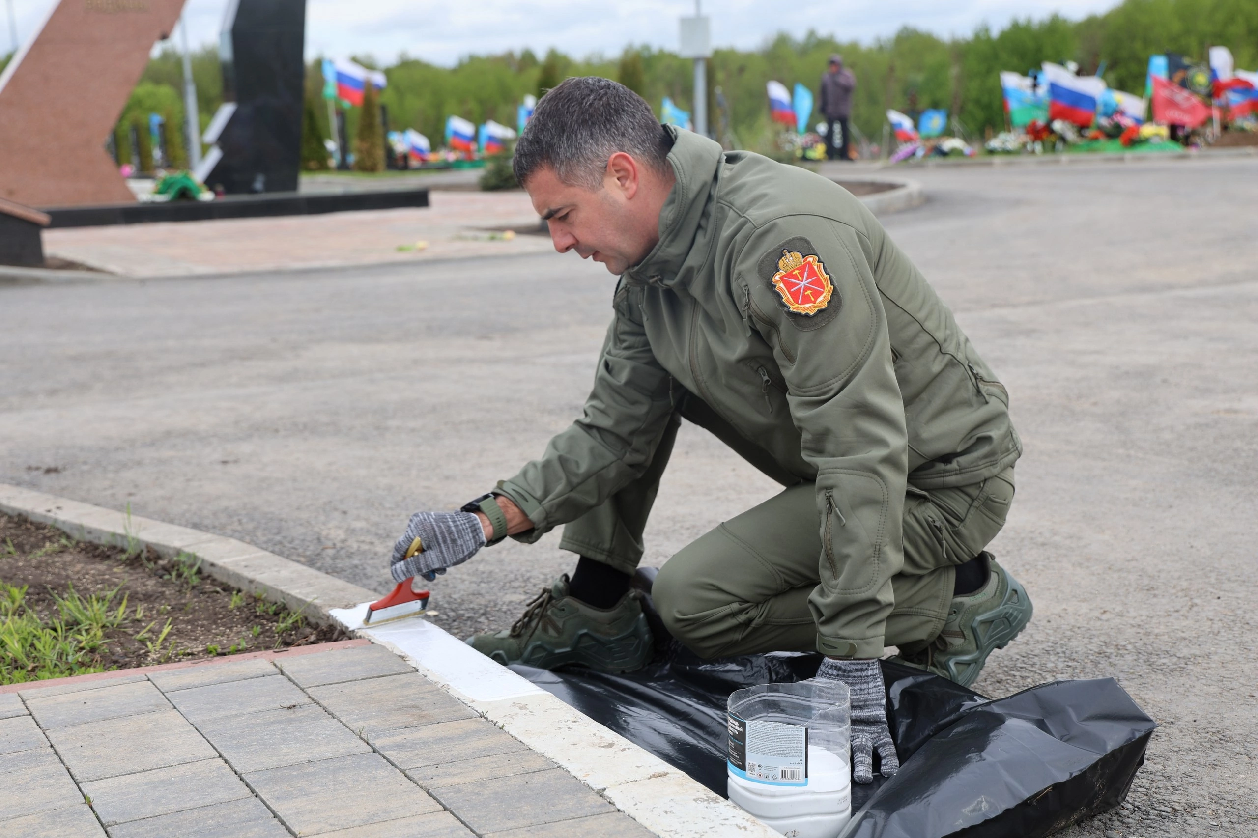 Алексей Эрк и Илья Беспалов навели порядок на воинском кладбище
