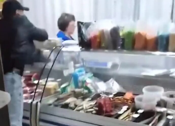 В Узловой проводится проверка по сообщениям о погроме в магазине