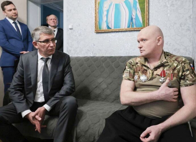 Дмитрий Миляев вручил орден Мужества Андрею Щелчкову