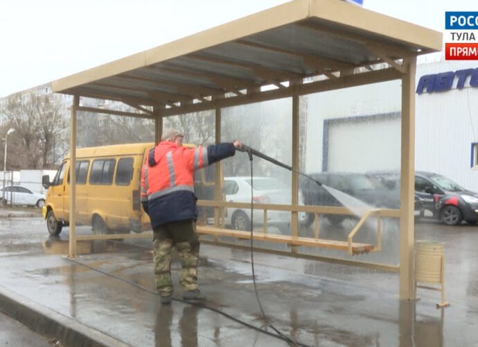 Тульские остановки умыли после зимы