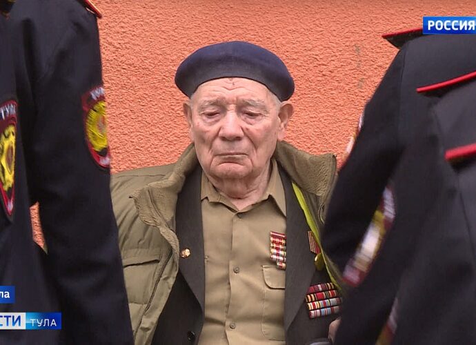 В Туле прошли первые парады у домов ветеранов