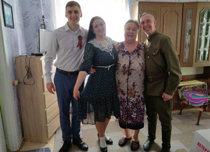 Тульские артисты поздравили ветеранов Мариуполя с Днём Победы