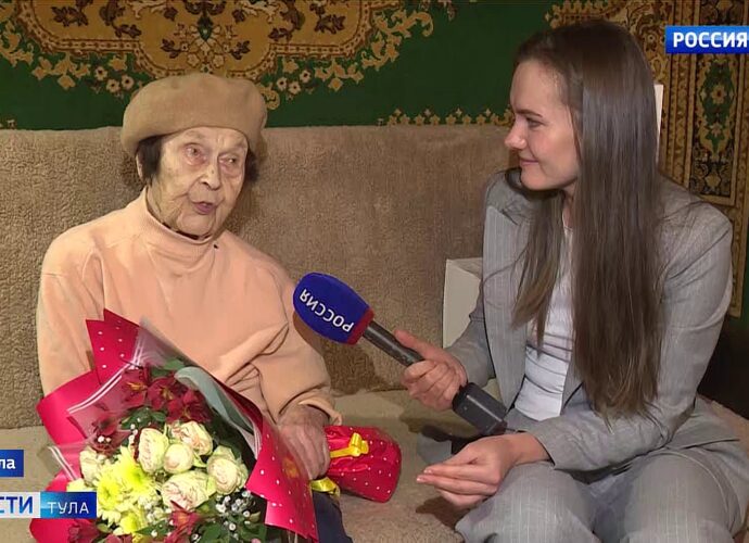 Парад прошёл у дома ветерана Ларисы Борисовны Алёхиной
