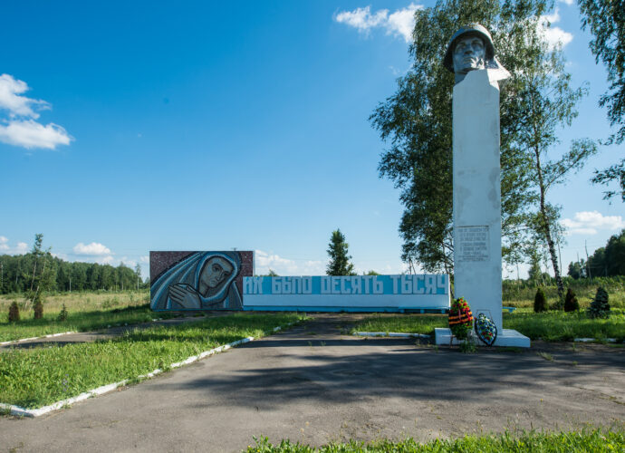 К Дню Победы дорожники благоустроили более 40 памятников вдоль трасс