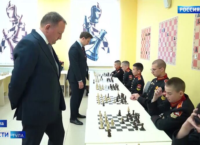 Сенаторы Борщёв и Карякин сыграли с тульскими суворовцами в шахматы