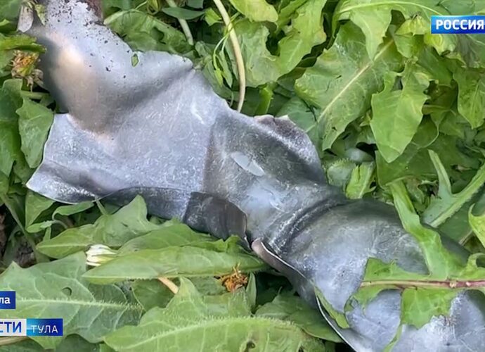 В Мясново тульские спасатели обнаружили фрагмент сбитого БПЛА в непосредственной близости от жилого дома, что потребовало срочной эвакуации местных жителей.