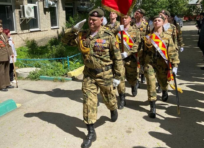 Вернувшемуся с парада на площади Василию Мирошниченко устроили парад у дома