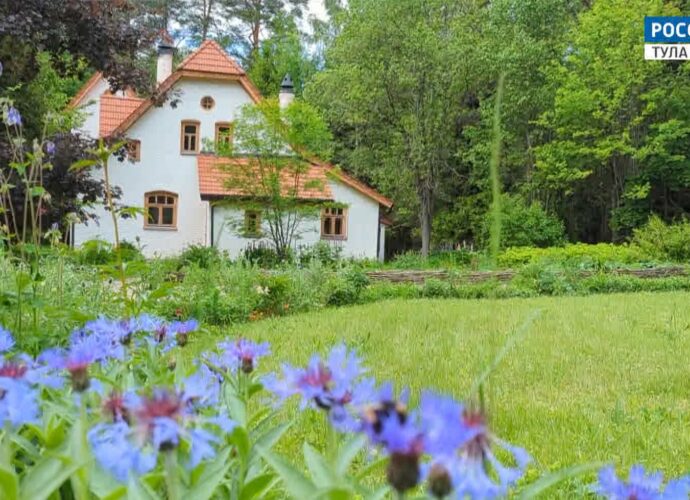 С 1 мая по 26 июля музей-заповедник В.Д. Поленова приглашает на выставку «Под небом Африки моей», приуроченную к 100-летию со дня рождения фотохудожника, путешественника и коллекционера Эдди Новарро.