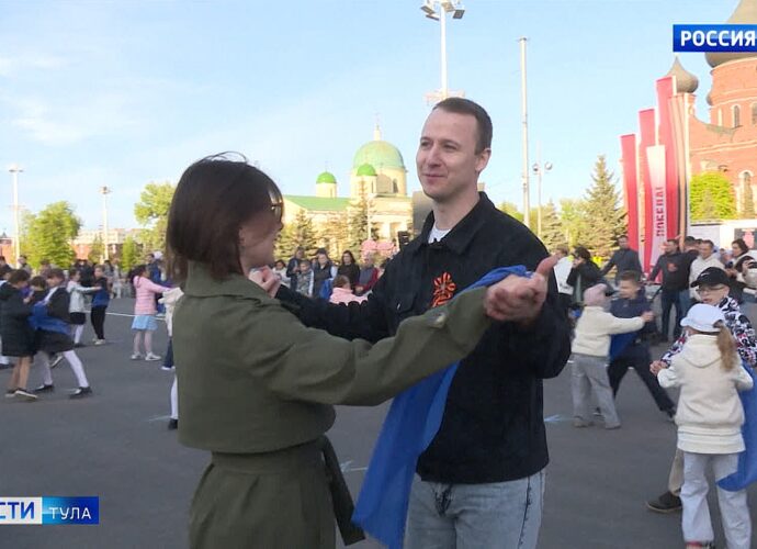 «Синий платочек»: главная площадь Тулы превратилась в танцплощадку