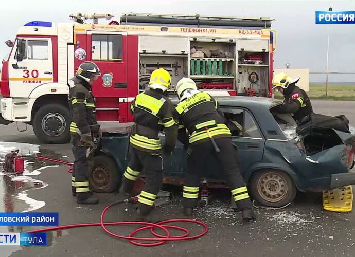 В легковушке пришлось срезать двери и крышу: учения на трассе М-4 «Дон»