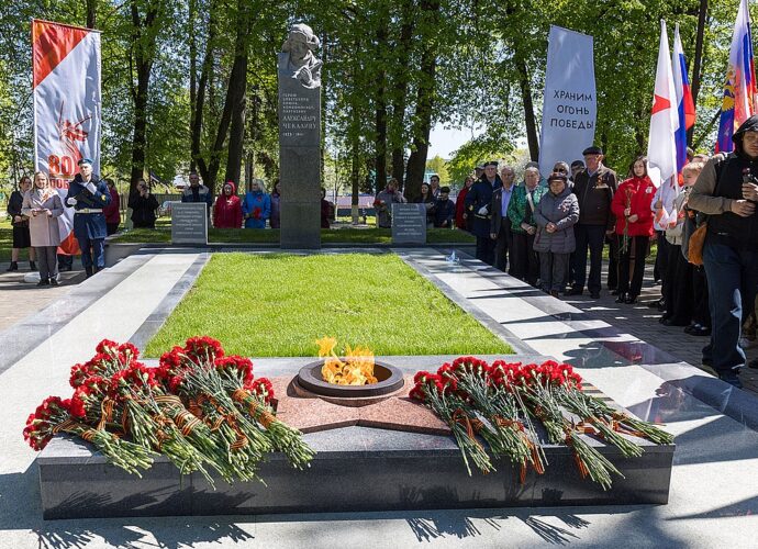 В Чекалине и Куркино зажгли Вечные огни